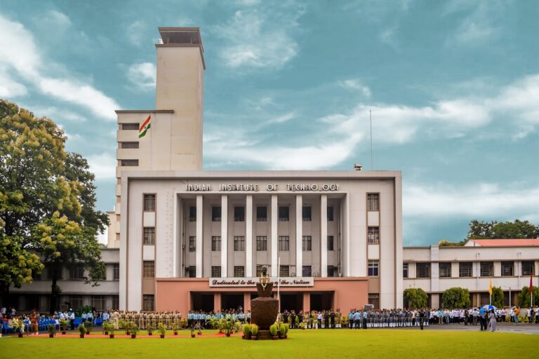 IIT JEE परीक्षा: शुरुआती लोगों के लिए एक संपूर्ण मार्गदर्शिका